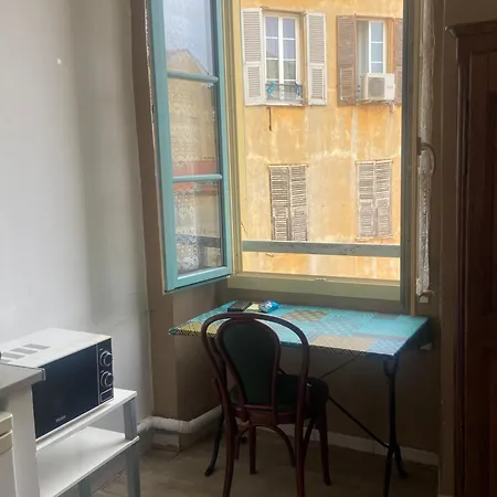 Leo Hostel Nice